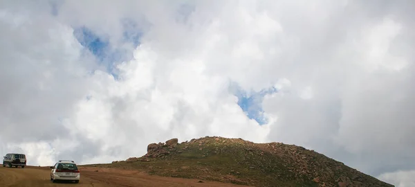 Bir yaz veya ilkbahar gününde bulutlar ile Dağ manzara