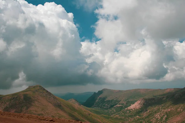 Paisaje Montaña Con Nubes Día Verano Primavera — Foto de Stock