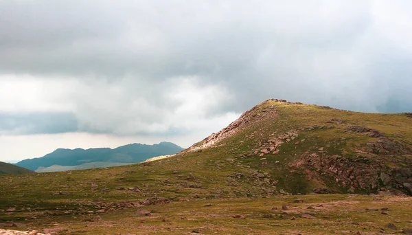 Berglandschaft Mit Wolken Einem Sommer Oder Frühlingstag — Stockfoto