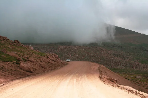 Bir yaz veya ilkbahar gününde yüksek rakımlarda sis ile Dağ yolu