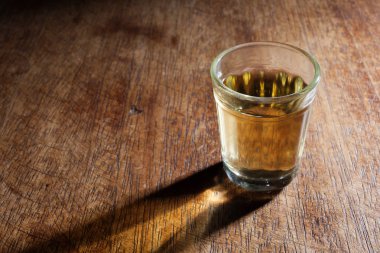 ahşap yüzeyüzerinde alkol içecek cam yakından görünümü