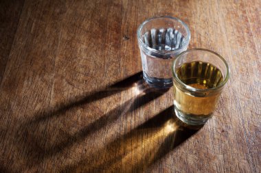 ahşap masa üzerinde içecekler bardak yakından görünümü