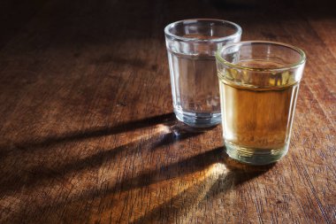 ahşap masa üzerinde içecekler bardak yakından görünümü