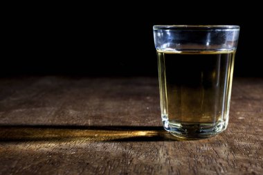 ahşap yüzeyüzerinde alkol içecek cam yakından görünümü