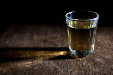 ahşap yüzeyüzerinde alkol içecek cam yakından görünümü