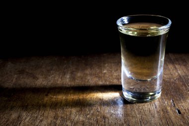 ahşap yüzeyüzerinde alkol içecek cam yakından görünümü