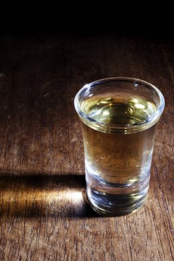 ahşap yüzeyüzerinde alkol içecek cam yakından görünümü