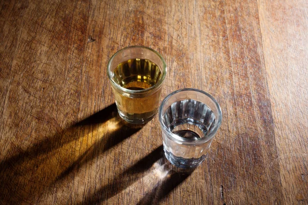 Vista Perto Copos Bebidas Mesa Madeira — Fotografia de Stock