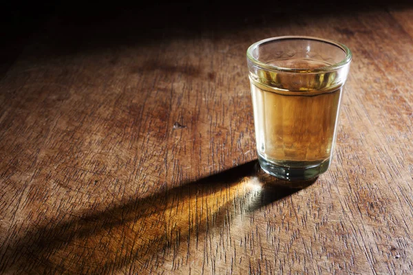 Zblízka Pohled Sklenici Alkoholového Nápoje Dřevěném Povrchu — Stock fotografie