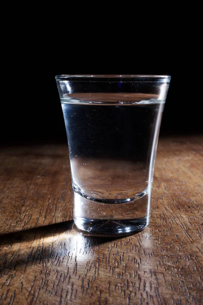 Vista Perto Vidro Bebida Alcoólica Superfície Madeira — Fotografia de Stock
