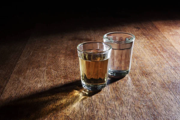 Vista Perto Copos Bebidas Mesa Madeira — Fotografia de Stock