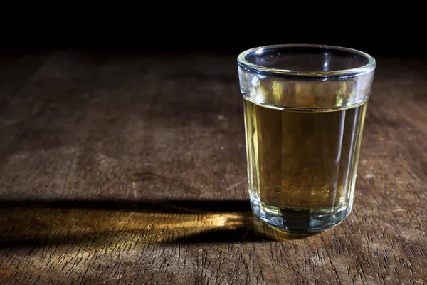 Vista Ravvicinata Vetro Bevanda Alcolica Superficie Legno — Foto Stock
