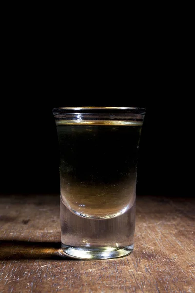 Vista Cerca Del Vaso Bebida Alcohólica Superficie Madera — Foto de Stock