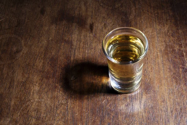 Zblízka Pohled Sklenici Alkoholového Nápoje Dřevěném Povrchu — Stock fotografie