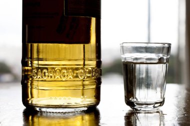 cam ve bir şişe alkollü içeceklerin yakından görünümü