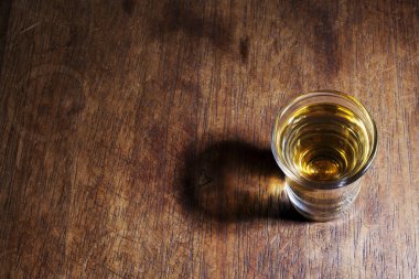 ahşap yüzeyüzerinde alkol içecek cam yakından görünümü
