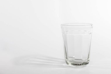 açık arka planüzerinde boş cam ve gölge yakın görünümü