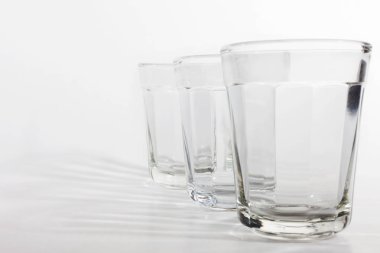 açık arka plandaki boş gözlüklerin ve gölgelerin yakın görünümü