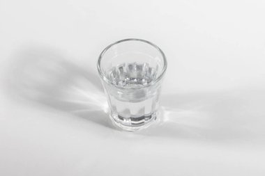 ışık zemin üzerinde su bardağının yakın görünümü