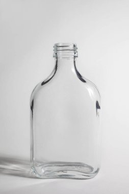 Açık zeminde boş cam şişenin yakın görünümü
