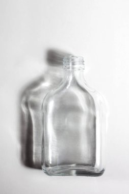 Açık zeminde boş cam şişenin yakın görünümü