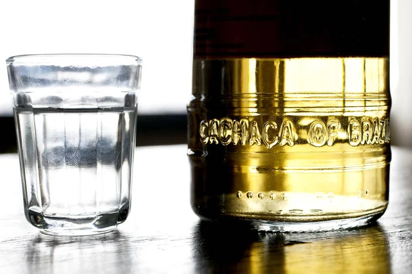 Närbild Glas Och Flaska Alkoholdrycker — Stockfoto