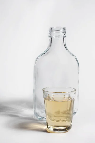 Vista Perto Garrafa Vazia Vidro Com Bebida Fundo Claro — Fotografia de Stock