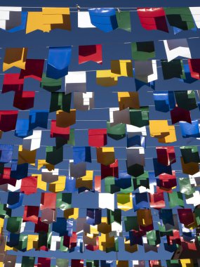 parti kutlaması için parlak düzenlenmiş bayrakların yakından görünümü