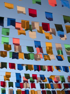 parti kutlaması için parlak düzenlenmiş bayrakların yakından görünümü