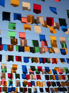 parti kutlaması için parlak düzenlenmiş bayrakların yakından görünümü