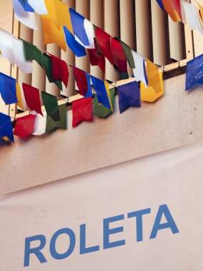 parti kutlaması için parlak düzenlenmiş bayrakların yakından görünümü