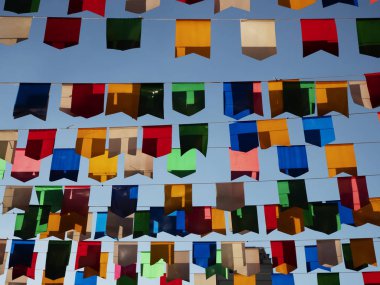 parti kutlaması için parlak düzenlenmiş bayrakların yakından görünümü