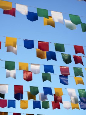 parti kutlaması için parlak düzenlenmiş bayrakların yakından görünümü