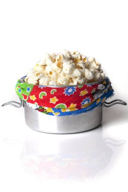 hafif zeminde pişmiş lezzetli patlamış mısır yakından görünümü