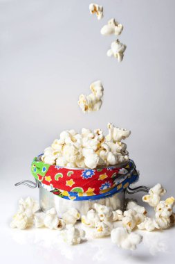 hafif zeminde pişmiş lezzetli patlamış mısır yakından görünümü