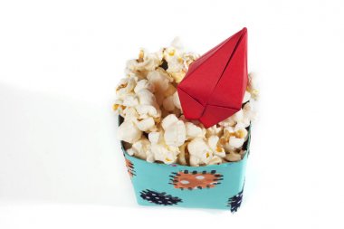 hafif zeminde pişmiş lezzetli patlamış mısır yakından görünümü