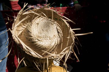 şık hasır şapka nın yakın görünümü