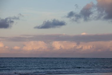 gün batımında güzel gökyüzünün manzara görünümü
