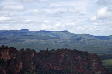 Chapada dos Guimares, Orta Brezilya'da bulunan bir şehir, Cuiaba, Mato Grosso eyaletinin başkenti 62 km peyzaj. Güney Amerika'nın coğrafi merkezidir.. 