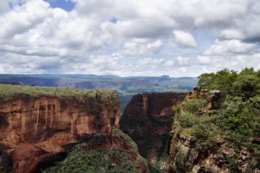 Chapada dos Guimares, Orta Brezilya'da bulunan bir şehir, Cuiaba, Mato Grosso eyaletinin başkenti 62 km peyzaj. Güney Amerika'nın coğrafi merkezidir.. 