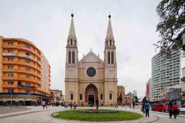Curitiba, Parana/Brezilya- 23 Aralık 2017: Tiradente Meydanı'nda insanlar. Bu Curitiba Eski Metropolitan Katedrali ile Brezilya'da Parana tarihi bir dönüm noktası 