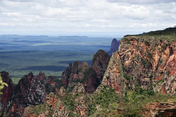 Chapada dos Guimares, Orta Brezilya'da bulunan bir şehir, Cuiaba, Mato Grosso eyaletinin başkenti 62 km peyzaj. Güney Amerika'nın coğrafi merkezidir.. 
