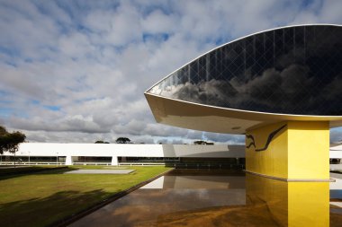 Curitiba, Parana/Brezilya- 23 Aralık 2017: Curitiba, Parana, Brezilya'daki Oscar Niemeyer Müzesi'nin (Mon) modern mimarisinin güzel manzarası. Yapının göz şeklinde bir.