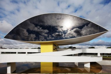Curitiba, Parana/Brezilya- 23 Aralık 2017: Curitiba, Parana, Brezilya'daki Oscar Niemeyer Müzesi'nin (Mon) modern mimarisinin güzel manzarası. Yapının göz şeklinde bir.