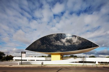 Curitiba, Parana/Brezilya- 23 Aralık 2017: Curitiba, Parana, Brezilya'daki Oscar Niemeyer Müzesi'nin (Mon) modern mimarisinin güzel manzarası. Yapının göz şeklinde bir.