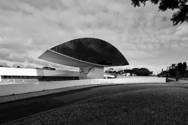 クリチバ パラナ ブラジル 2017年12月23日 ブラジル パラナ クリチバのオスカーニーマイヤー博物館 の近代建築の美しい景色 構造は目の形をしている — ストック写真