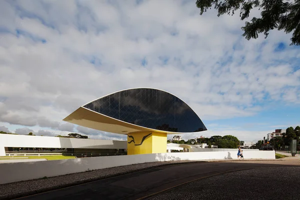 クリチバ パラナ ブラジル 2017年12月23日 ブラジル パラナ クリチバのオスカーニーマイヤー博物館 の近代建築の美しい景色 構造は目の形をしている — ストック写真