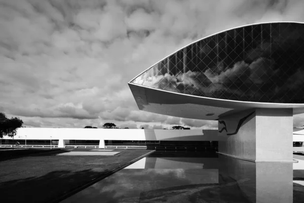 クリチバ パラナ ブラジル 2017年12月23日 ブラジル パラナ クリチバのオスカーニーマイヤー博物館 の近代建築の美しい景色 構造は目の形をしている — ストック写真