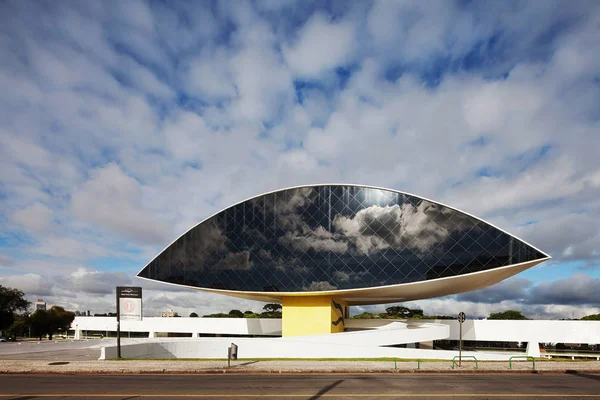 Curitiba, Parana/Brezilya- 23 Aralık 2017: Curitiba, Parana, Brezilya'daki Oscar Niemeyer Müzesi'nin (Mon) modern mimarisinin güzel manzarası. Yapının göz şeklinde bir.