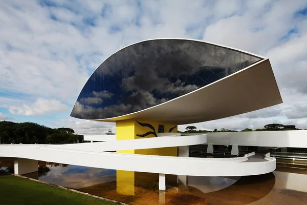 Curitiba, Parana/Brezilya- 23 Aralık 2017: Curitiba, Parana, Brezilya'daki Oscar Niemeyer Müzesi'nin (Mon) modern mimarisinin güzel manzarası. Yapının göz şeklinde bir.